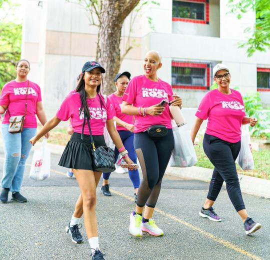Participantes de la Caminata Rosa 2024