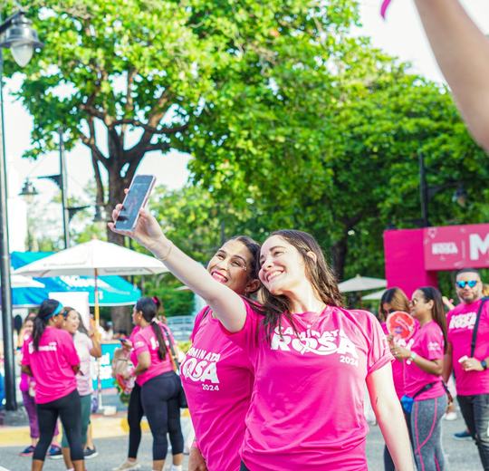 Participantes de la Caminata Rosa 2024