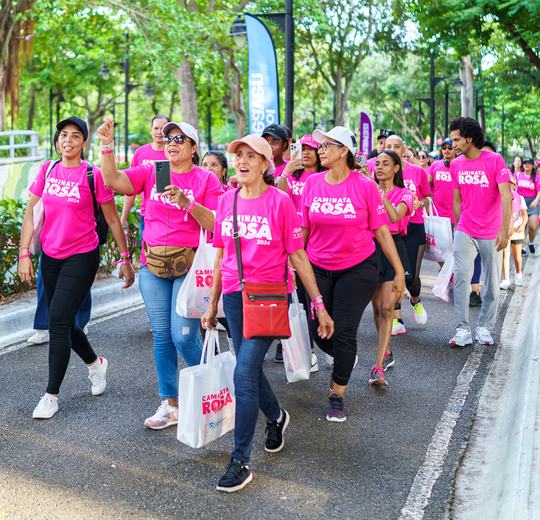 Participantes de la Caminata Rosa 2024