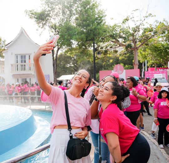 Participantes de la Caminata Rosa 2024