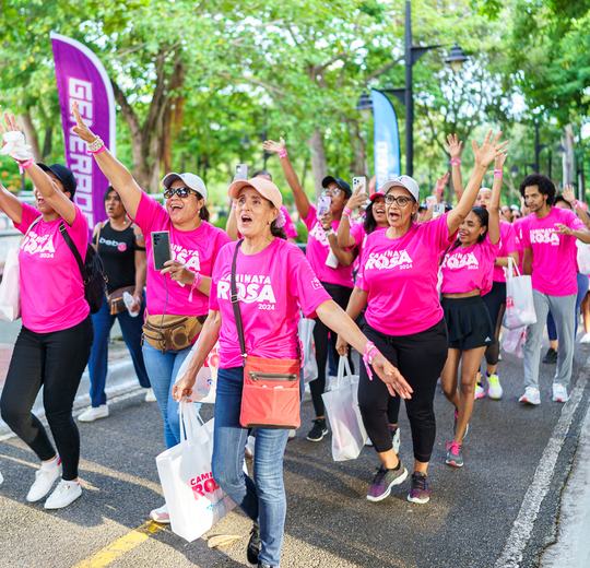 Participantes de la Caminata Rosa 2024